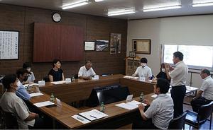 室根地域内の事業所で働く方々との懇談の様子