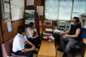 津谷川地区の事業所視察の様子3