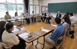 大東地域内の保護者との懇談の様子1