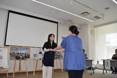 絵本作家養成講座受講生からの記念品贈呈