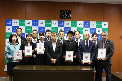 登録証を交付した団体の皆様と市長