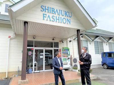 東山地域内企業の視察の様子