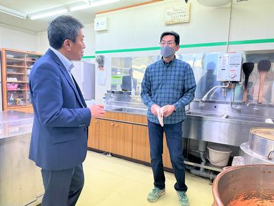 猿沢羊羹製造所、（仮称）国道343号渋民バイパス道の駅の整備予定地の視察の様子