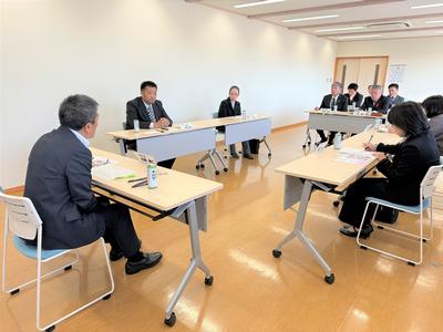 子育てに関わる団体などとの懇談の様子