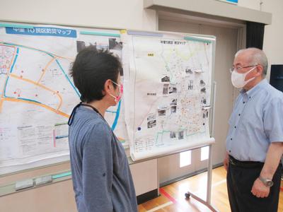 地域づくり事業の説明を受けている様子