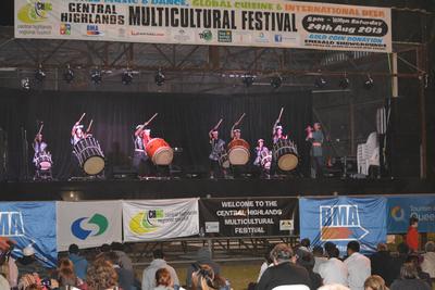 多文化フェスティバルでの和太鼓演奏