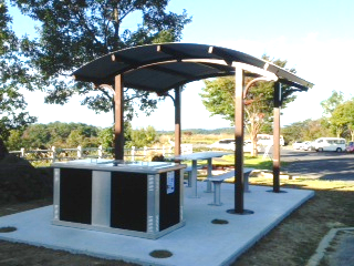 電気式バーベキューコンロとテーブルセット