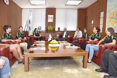 市長と懇談するセントラルハイランズ市の高校生