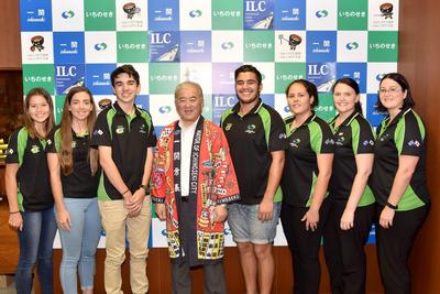 市長とホームステイをしているセントラルハイランズ市の高校生の集合写真