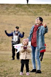 凧を空に上げる参加者