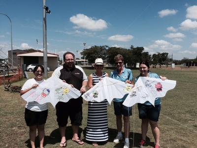セントラルハイランズ市で交流をサポートする人々