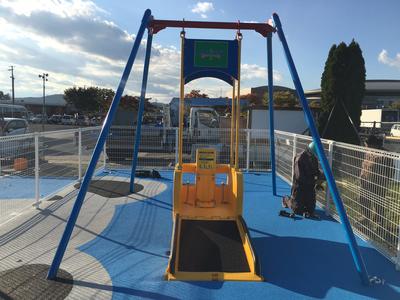 車いすのまま乗れるブランコ「リバティスイング」