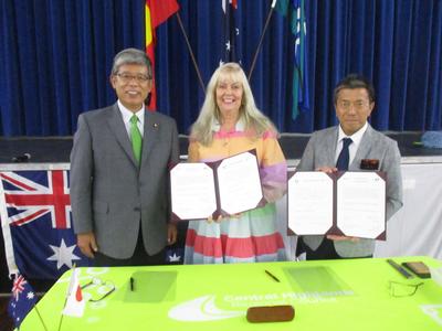 盟約書交換（左から勝浦一関市議会議長、ジャニス・モリアーティセントラルハイランズ市長、佐藤一関市長）