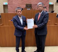 市長に政策提言書を手交する様子