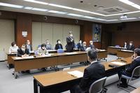 市長へ提言書を手交する様子