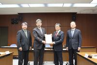 提言についての懇談の様子