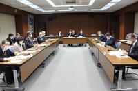 教育長へ提言書を手交する様子