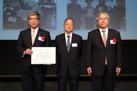 マニフェスト大賞受賞の様子を示す写真