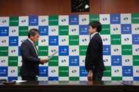 市長から委員への委嘱状交付の様子