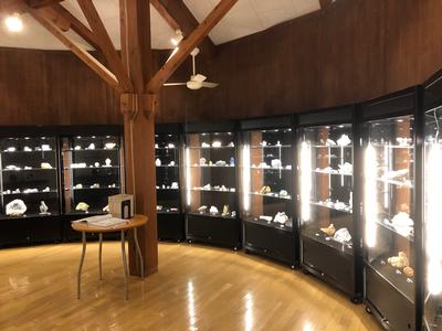 約300点の鉱物や化石が並ぶ展示室内の写真